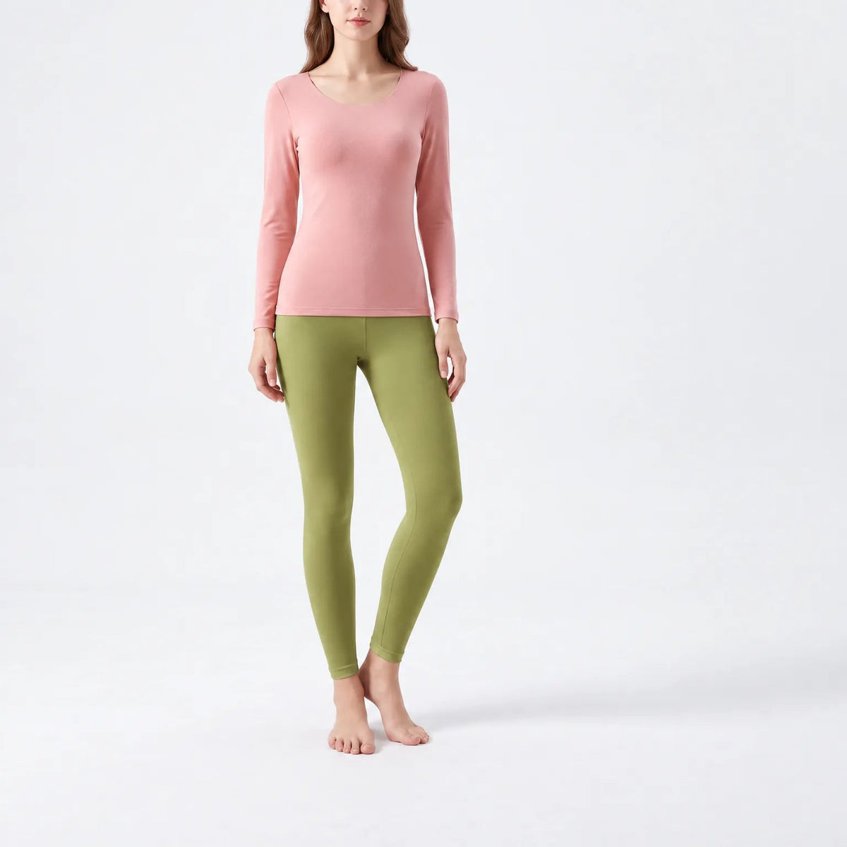 Termoundertøj dame Olivengrøn, leggings – på model på lys baggrund