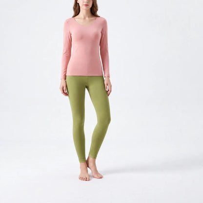 Termoundertøj dame Olivengrøn, leggings – på model på lys baggrund