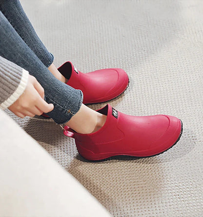 Korte gummistøvler dame i fuchsia, mens de tages på