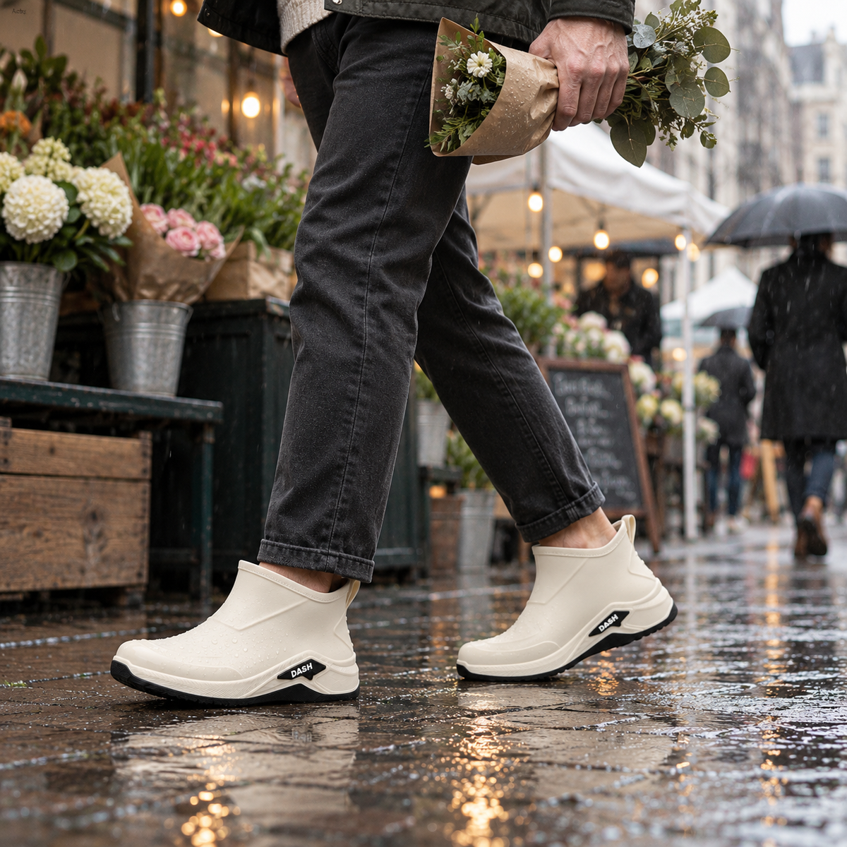 Korte gummistøvler herre i beige båret med en buket blomster i regnvejr