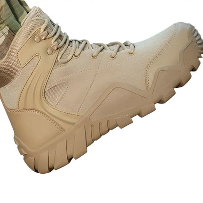 Militærstøvler i khaki set bagfra