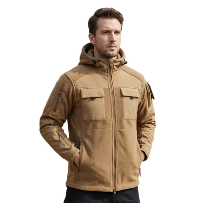 Fleecejakke herre i cp-camouflage detalje af softshell-skulder