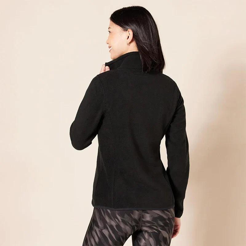 Fleece jakke dame på vandretur i naturen