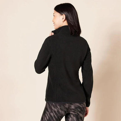 Fleece jakke dame på vandretur i naturen