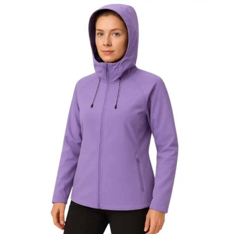 Softshell jakke dame på gåtur i regnvejr