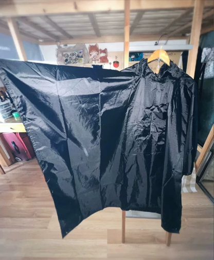 Regnponcho sort på model med rygsæk
