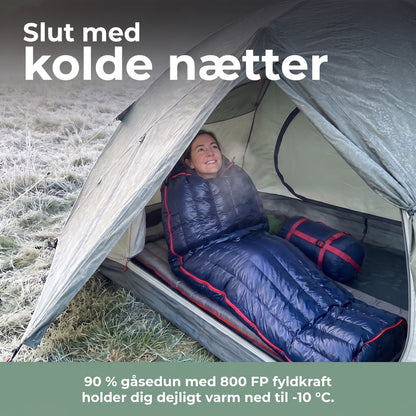 Sovepose med 90 % gåsedun i teltet på en rimfrossen eng