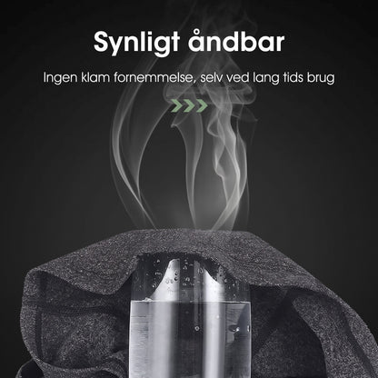 Balaclava stof over et glas varmt vand – dampen trænger igennem, synligt åndbar