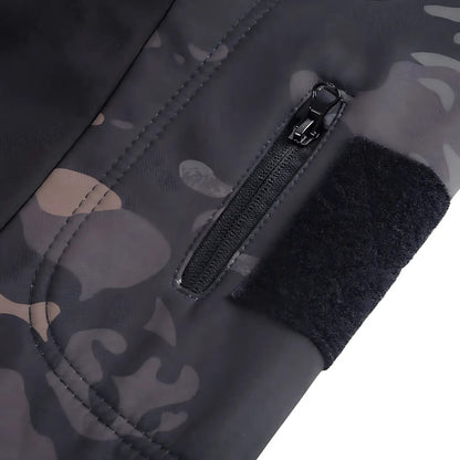 Softshell jakke herre grå på model udendørs