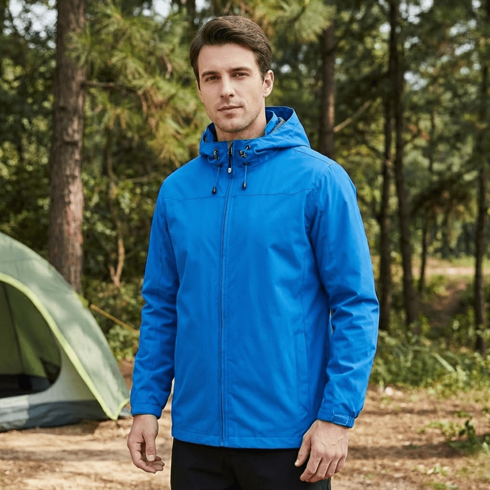Regnjakke dame og herre i grøn på vandretur