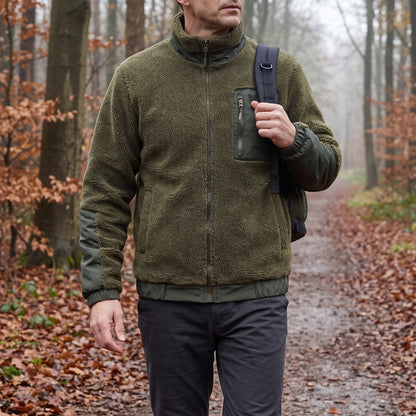 Fleecejakke herre i olivengrøn teddyfleece, båret på en skovsti om efteråret
