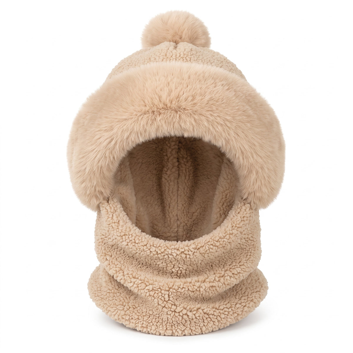 Hue og halstørklæde sæt dame i beige – vinterhue med kvast og plyskant, halsdel i teddyfleece, packshot på hvid