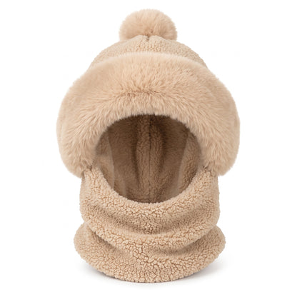 Hue og halstørklæde sæt dame i beige – vinterhue med kvast og plyskant, halsdel i teddyfleece, packshot på hvid