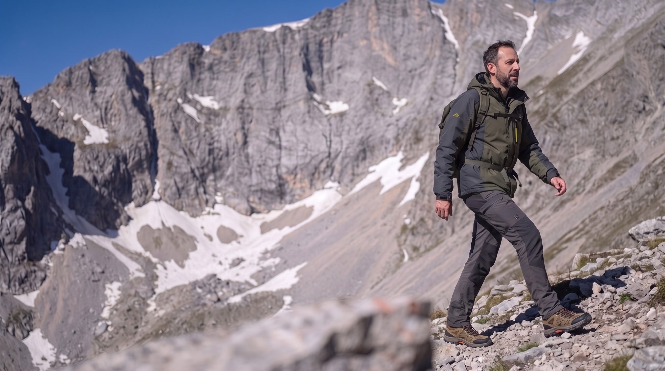 Vandrer i foret outdoorjakke på en bjergkam