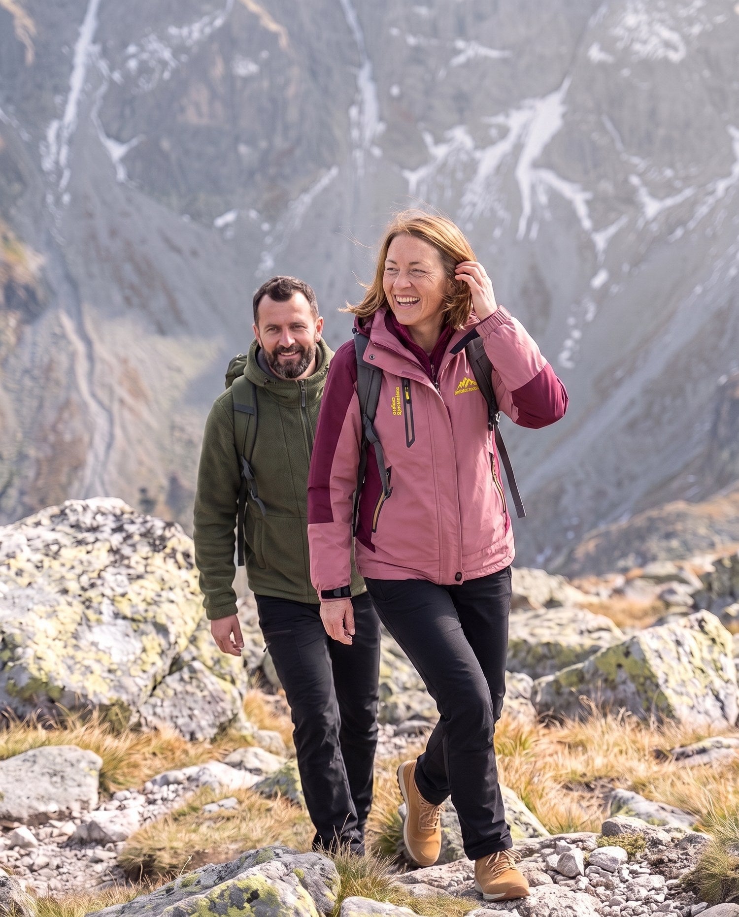 To vandrere griner på en bjergsti